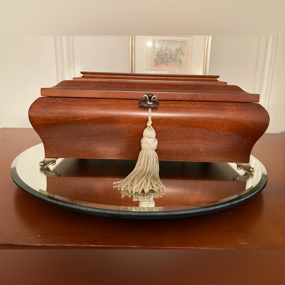 Vintage Bombay Co solid wood velvet lined jewelry box,removable tray,plays music - Picture 2 of 13